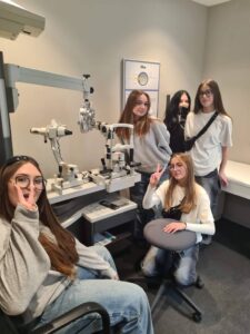 w salonie optycznym (3)