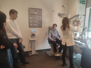 w salonie optycznym (5)