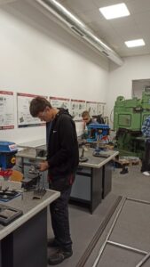 Projekt choinki z metalu (8)