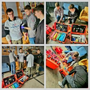 kolaż zdjęć z uczniami udzielającymi pierwszej pomocy (1)