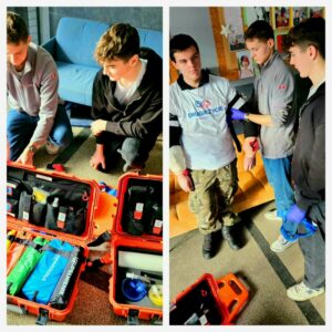 kolaż zdjęć z uczniami udzielającymi pierwszej pomocy (4)