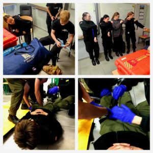 kolaż zdjęć z uczniami udzielającymi pierwszej pomocy (5)