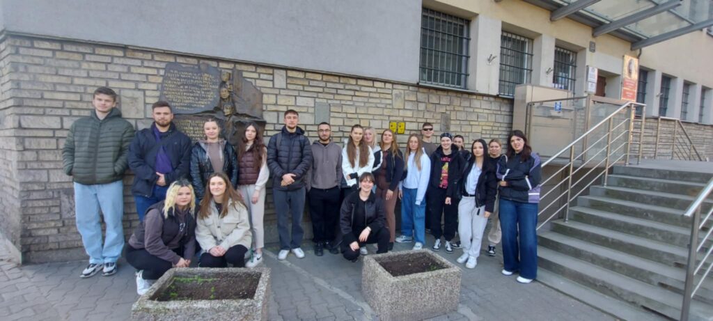 grupa uczniów przed budynkiem aresztu