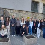 grupa uczniów przed budynkiem aresztu