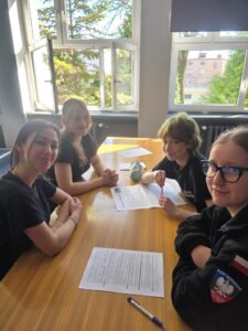 praca uczniów w grupach (1)