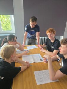 praca uczniów w grupach (3)