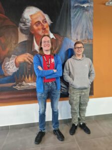 uczniowie na tle obrazu