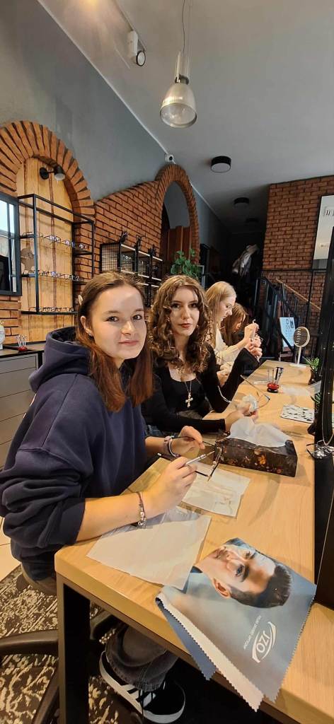 3T2 w salonie optycznym (6)