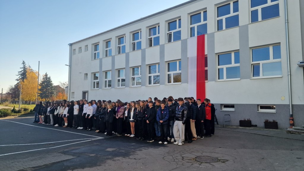 Szkoła do hymnu (10)