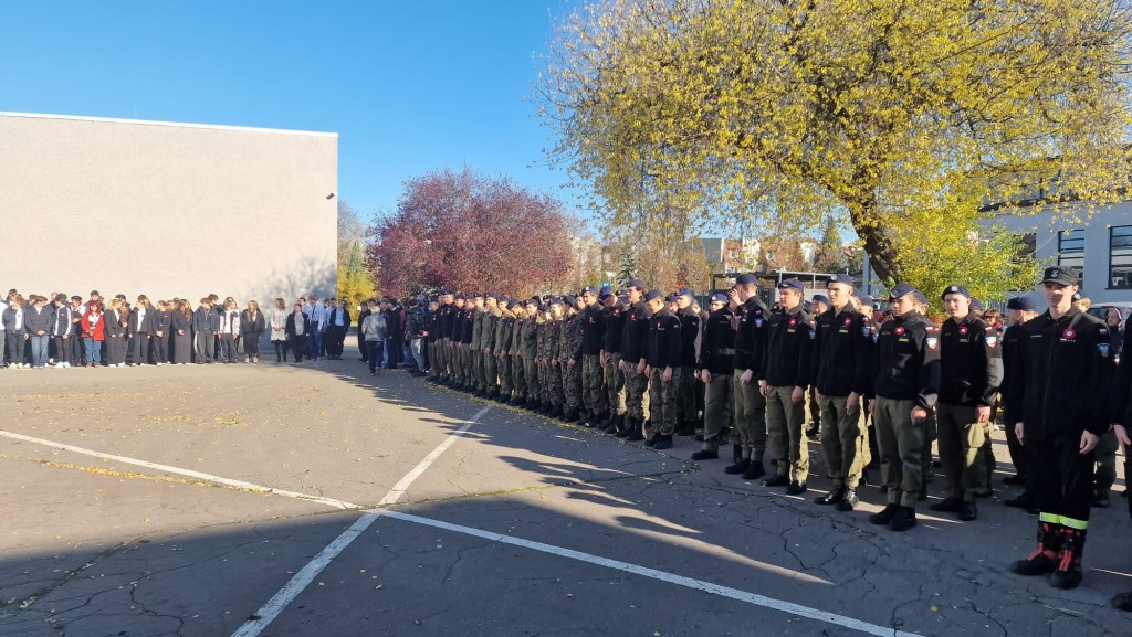 Szkoła do hymnu (6)