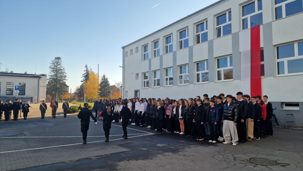 Szkoła do hymnu (8)