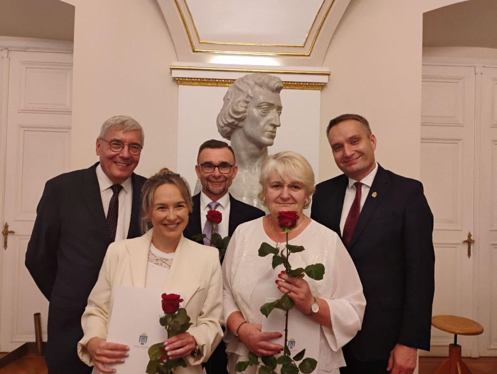 uchonorowani nauczyciele z władzami miasta