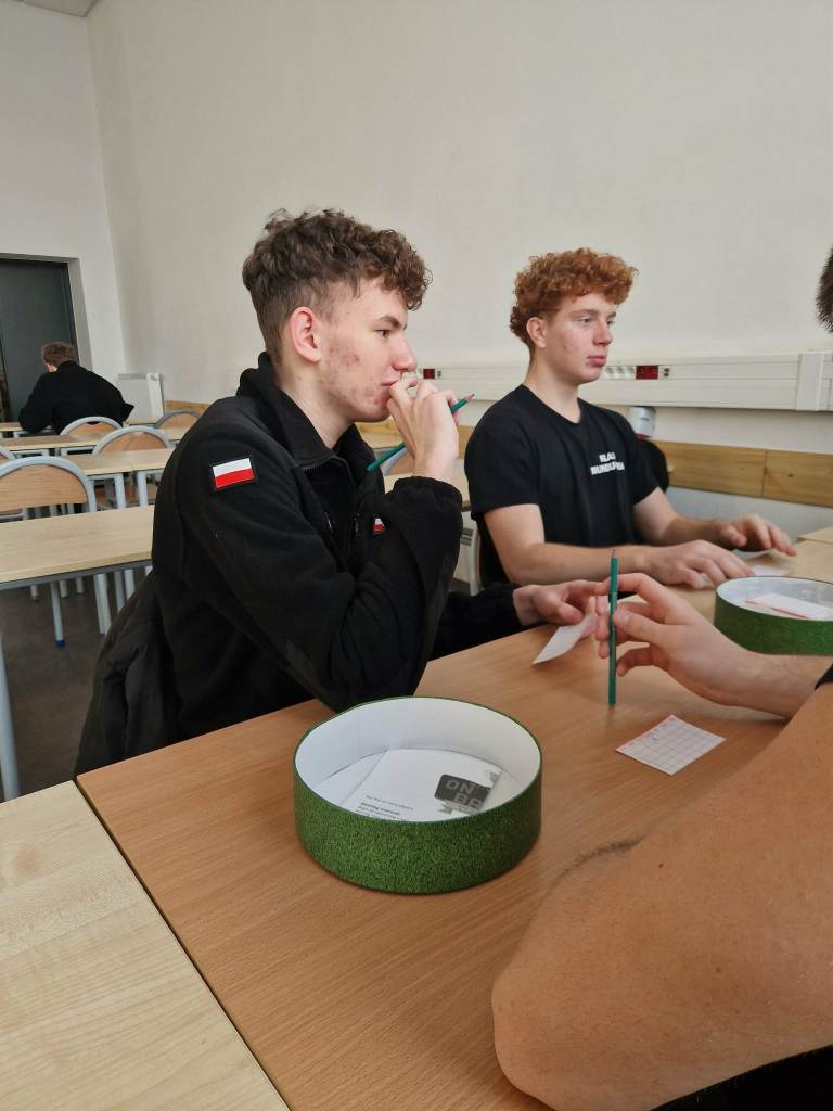 młodzież gra w planszówki (1)