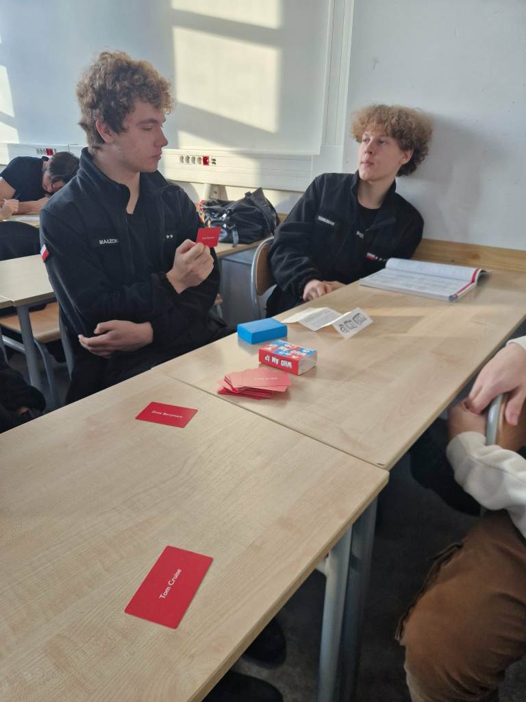 młodzież gra w planszówki (2)