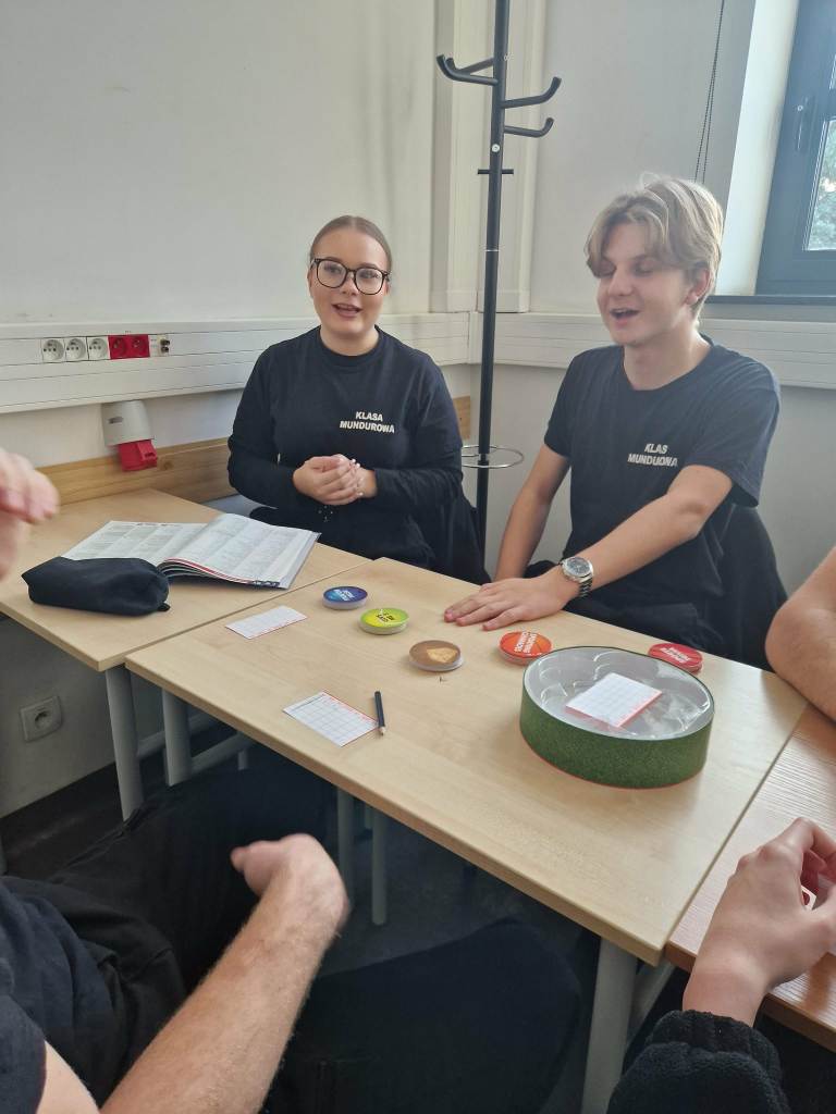 młodzież gra w planszówki (3)