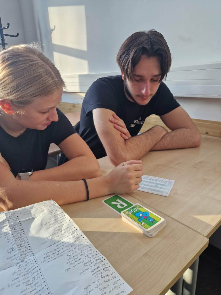 młodzież gra w planszówki (4)