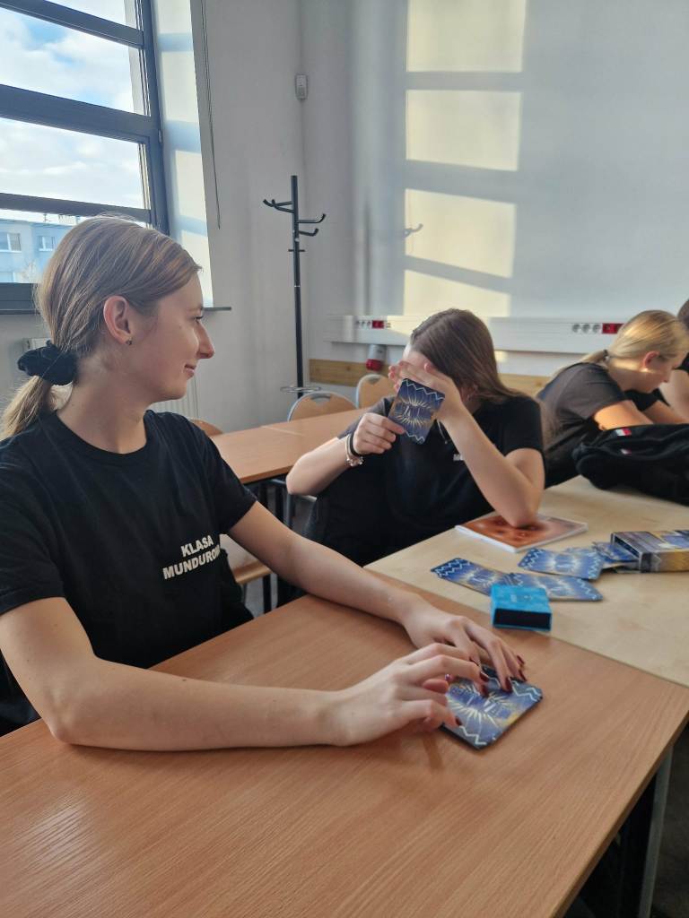 młodzież gra w planszówki (5)